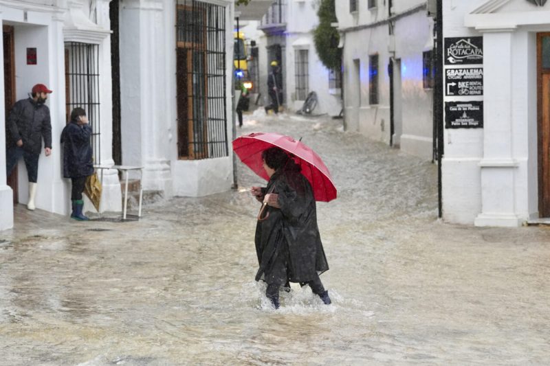 Miles de desalojados y servicios paralizados en España por lluvias extraordinarias de la borrasca Leonardo