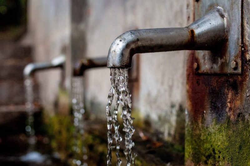 Caraqueños se quedan sin agua tras rotura de tubo matriz en Antímano: impacto y reclamos en la capital