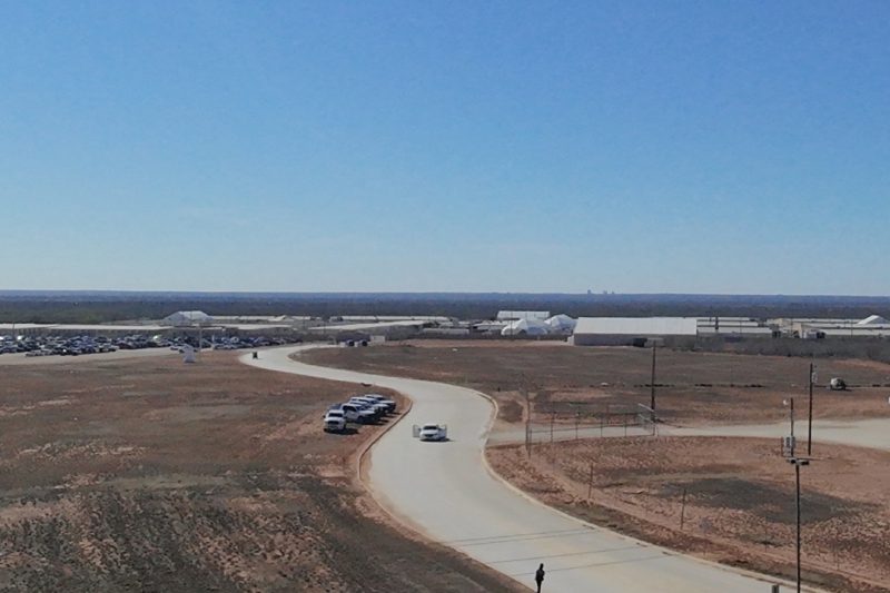 Familias migrantes denuncian condiciones insalubres y confinamiento en Texas mientras esperan asilo en EE. UU.