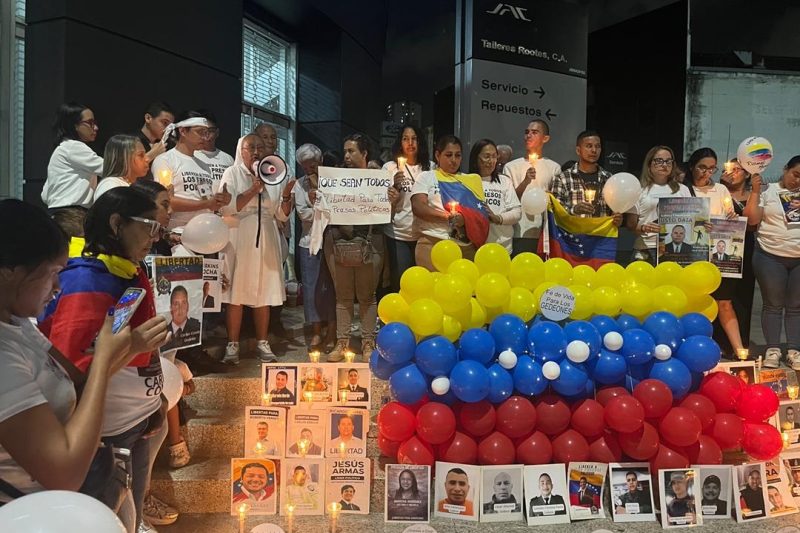 Familiares de presos políticos cumplen 26 días de vigilia en Venezuela exigiendo libertad plena