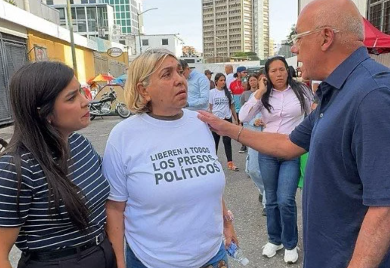 📢 Familiares de presos políticos confrontan a mujer que abrazó a Jorge Rodríguez en Zona 7: “Primera vez que la vemos”