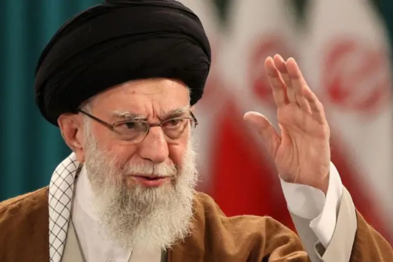 Quién es el ayatolá Alí Jamenei y por qué es el hombre más poderoso de Irán en medio del conflicto con Estados Unidos