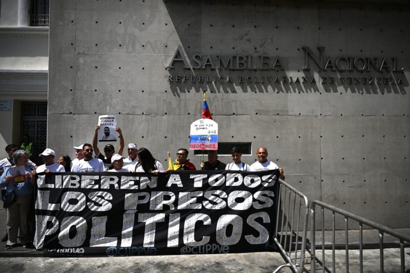 Más de la mitad de los presos políticos quedarían fuera de la Ley de Amnistía en Venezuela: familias alertan sobre exclusiones