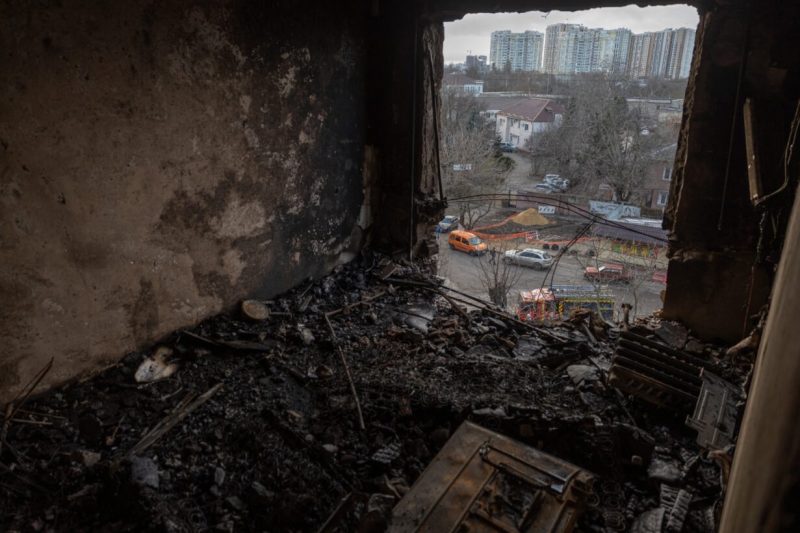 Ataque ruso con dron mata a tres niños y un adulto en Ucrania: familia y vecinos entre escombros