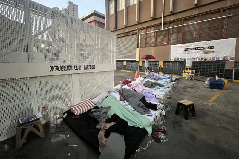 Familiares de presos políticos intensifican protesta con huelga de hambre frente a centro de detención en Caracas