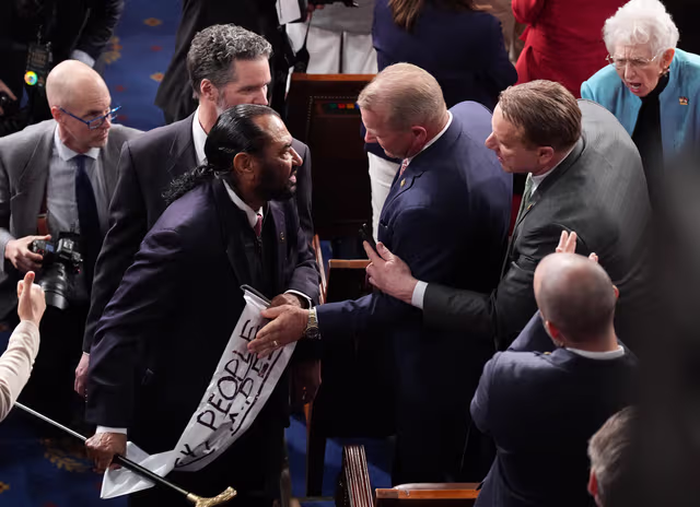 Congresista protestó discurso de Trump con cartel contra el racismo y fue expulsado del Congreso