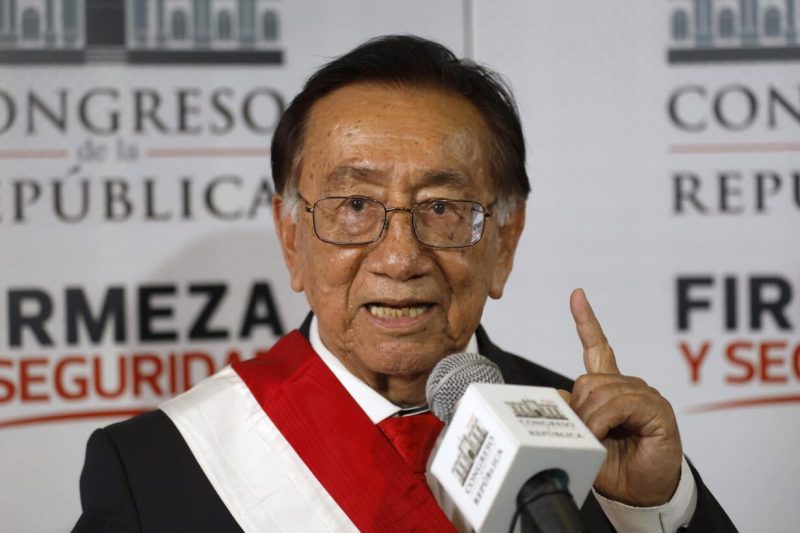 Presidente de Perú enfrenta juicio por corrupción y genera incertidumbre política