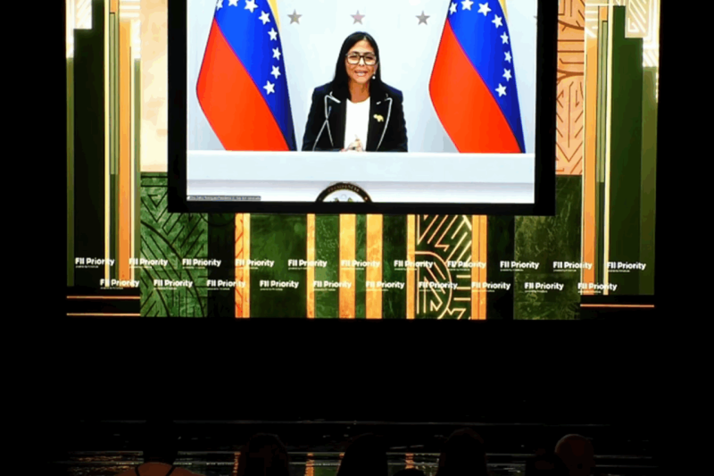 Delcy Rodríguez foro Miami desconexión: abandona evento sin responder preguntas