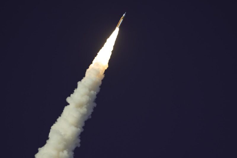 Astronautas de Artemis II orbitan la Tierra en su primer día dentro de la nave Orión