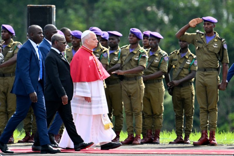 Papa León XIV llega a Camerún en su gira africana y refuerza su llamado a la paz