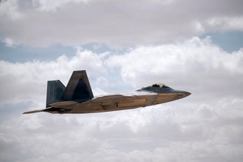 Tripulante de avión estadounidense estrellado en Irán es buscado por ambos bandos