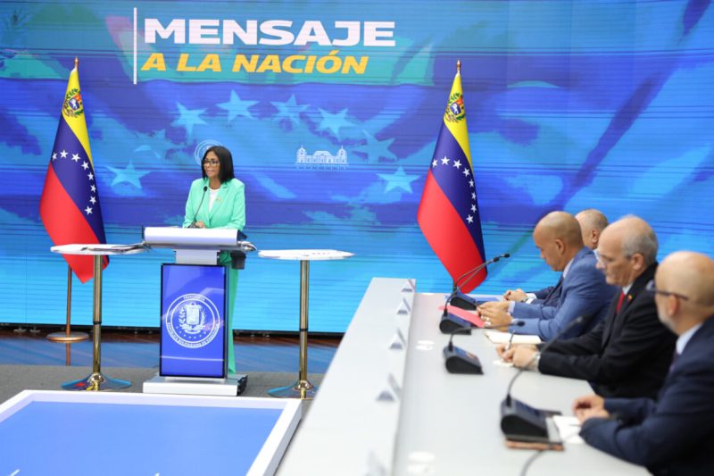 Rodríguez firma ley para acelerar trámites en Venezuela y propone nuevo modelo tributario